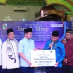 Wako Serahkan Bantuan Pembangunan Masjid Di Marpoyan Damai