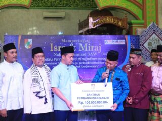 Wako Serahkan Bantuan Pembangunan Masjid Di Marpoyan Damai